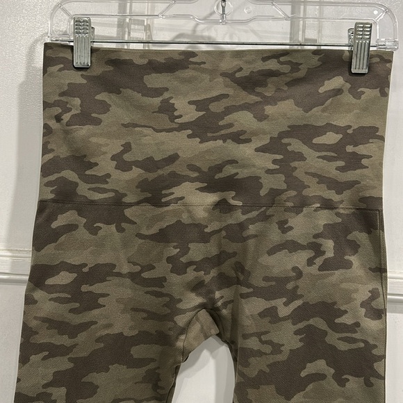 SPANX Look at Me Now Seamless Cropped Camo Leggings - 1X - Picture 4 of 8